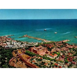 Carte postale ancienne représentant une vue aérienne de la ville de Rhodes, de son port et du Palais des Grands Maîtres.