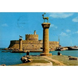 Carte postale ancienne du port de Mandraki à Rhodes avec les colonnes aux cerfs et le fort Saint-Nicolas.