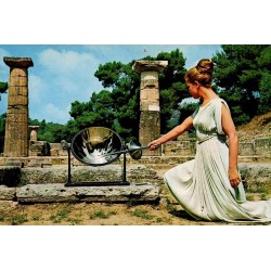 Carte postale ancienne d'Olympie montrant l'allumage de la Flamme olympique devant les ruines antiques.