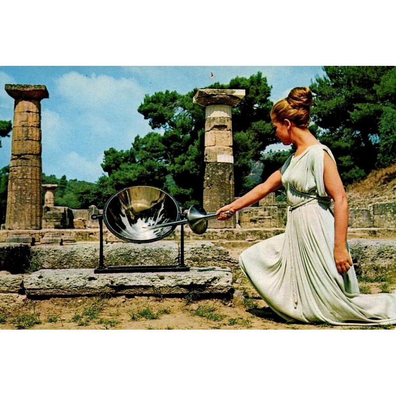 Carte postale ancienne d'Olympie montrant l'allumage de la Flamme olympique devant les ruines antiques.