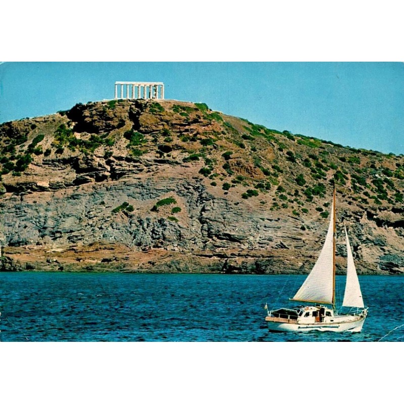 Carte postale ancienne du temple de Poséidon au cap Sounion avec un voilier en mer Égée.