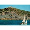 Carte postale ancienne du temple de Poséidon au cap Sounion avec un voilier en mer Égée.