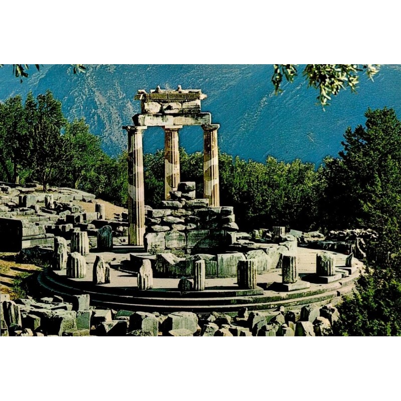 Carte postale ancienne du temple d'Athéna Pronaia à Delphes avec le mont Parnasse en arrière-plan.