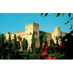 Carte postale ancienne du Palais des Grands Maîtres à Rhodes entouré de jardins et de cyprès.