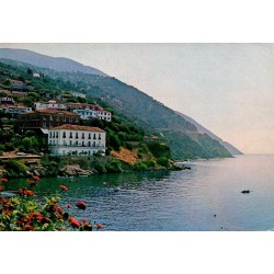 Carte postale ancienne de Loutra Edipsou montrant le littoral et les hôtels de la station thermale.