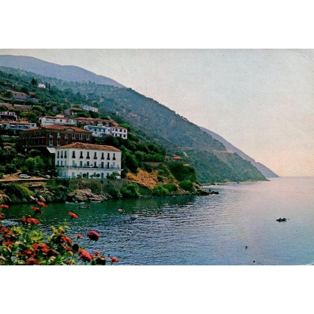Carte postale ancienne de Loutra Edipsou montrant le littoral et les hôtels de la station thermale.
