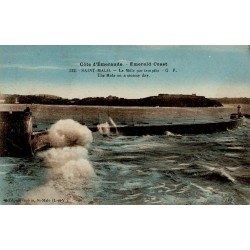 322 - Saint Malo - Le Môle par tempête - G.F.