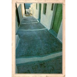 Carte postale ancienne de Milos montrant une ruelle blanchie à la chaux dans le village de Plaka.