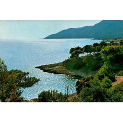 Carte postale ancienne représentant un paysage côtier grec avec bord de mer, montagnes et correspondance de 1978