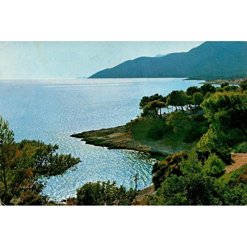 Carte postale ancienne représentant un paysage côtier grec avec bord de mer, montagnes et correspondance de 1978