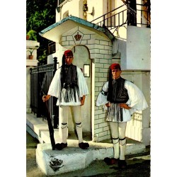 Carte postale ancienne montrant deux Evzones de la garde royale grecque devant leur guérite à Athènes