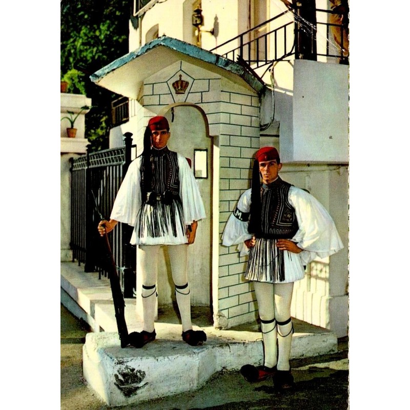 Carte postale ancienne montrant deux Evzones de la garde royale grecque devant leur guérite à Athènes