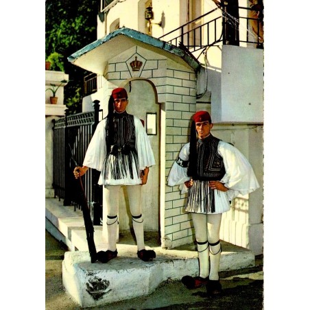 Carte postale ancienne montrant deux Evzones de la garde royale grecque devant leur guérite à Athènes