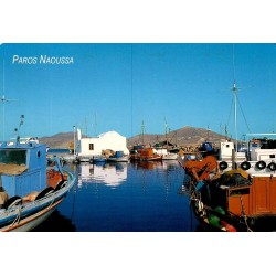 Carte postale moderne du port de Naoussa sur l'île de Paros avec bateaux de pêche et chapelle blanche.