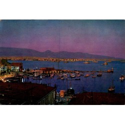Carte Postale Moderne du port de Tourkolimano au crépuscule au Pirée avec voiliers et baie illuminée.