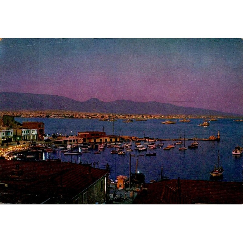 Carte Postale Moderne du port de Tourkolimano au crépuscule au Pirée avec voiliers et baie illuminée.