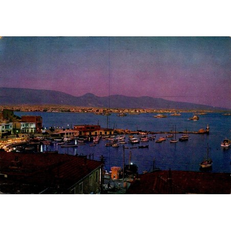 Carte Postale Moderne du port de Tourkolimano au crépuscule au Pirée avec voiliers et baie illuminée.