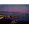 Carte Postale Moderne du port de Tourkolimano au crépuscule au Pirée avec voiliers et baie illuminée.