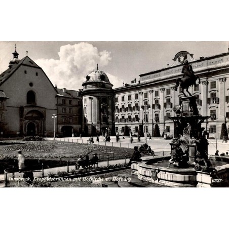 Carte Postale Ancienne d'Innsbruck montrant la fontaine Léopold, la Hofkirche et la Hofburg.