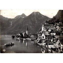 CPSM de Hallstatt en Autriche avec vue sur le lac, le village et le massif du Dachstein.
