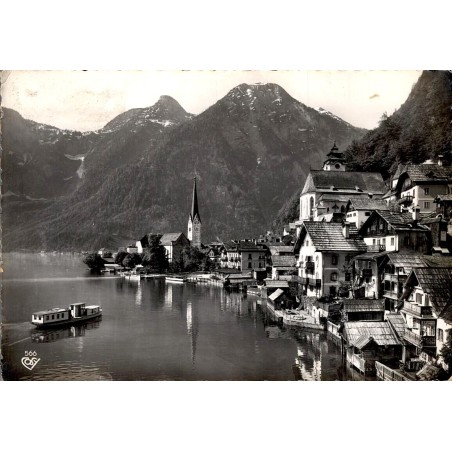 CPSM de Hallstatt en Autriche avec vue sur le lac, le village et le massif du Dachstein.