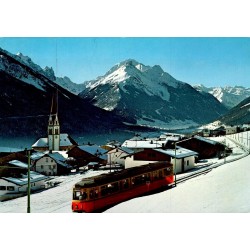 CPSM du Stubaital au Tyrol avec le train Stubaitalbahn devant les Alpes enneigées.