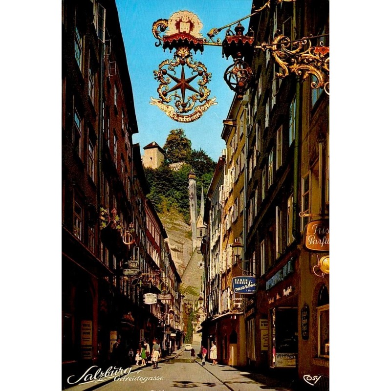 CPSM de la Getreidegasse à Salzbourg avec ses enseignes traditionnelles et le Mönchsberg.