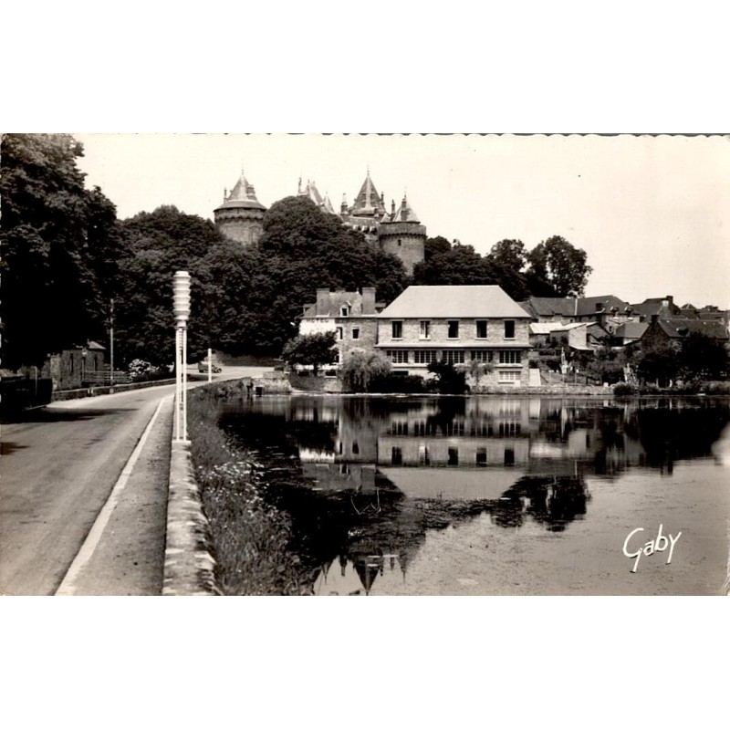 6 - COMBOURG - Hôtel du Lac et le Château