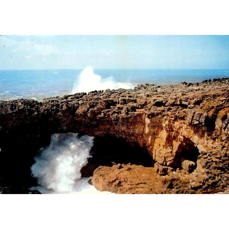 Carte postale CPSM de Cascais montrant la Boca do Inferno sur la côte atlantique du Portugal