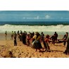 Carte postale CPSM de Nazaré montrant les pêcheurs halant les filets sur la plage au Portugal