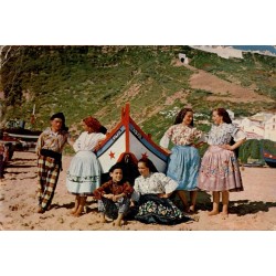 Carte postale CPSM Nazaré Portugal jeunes en costumes traditionnels sur la plage