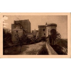 14 - LOCHES -LE Donjon, L'entrée et la Cour Louis XI