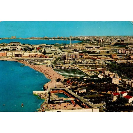Bari vue aérienne plage Fiera del Levante carte postale moderne Italie