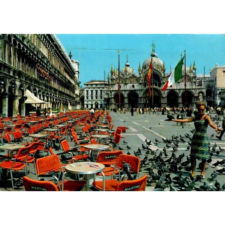 CPSM Venise Place Saint-Marc pigeons Basilique Saint-Marc carte circulée 1968