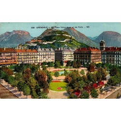 589 - GRENOBLE - La Place Victore Hugo et les forts - ND