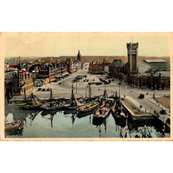 Vue de la Place Ernest Feys et de la gare maritime d'Ostende Belgique CPA avec bateaux de pêche