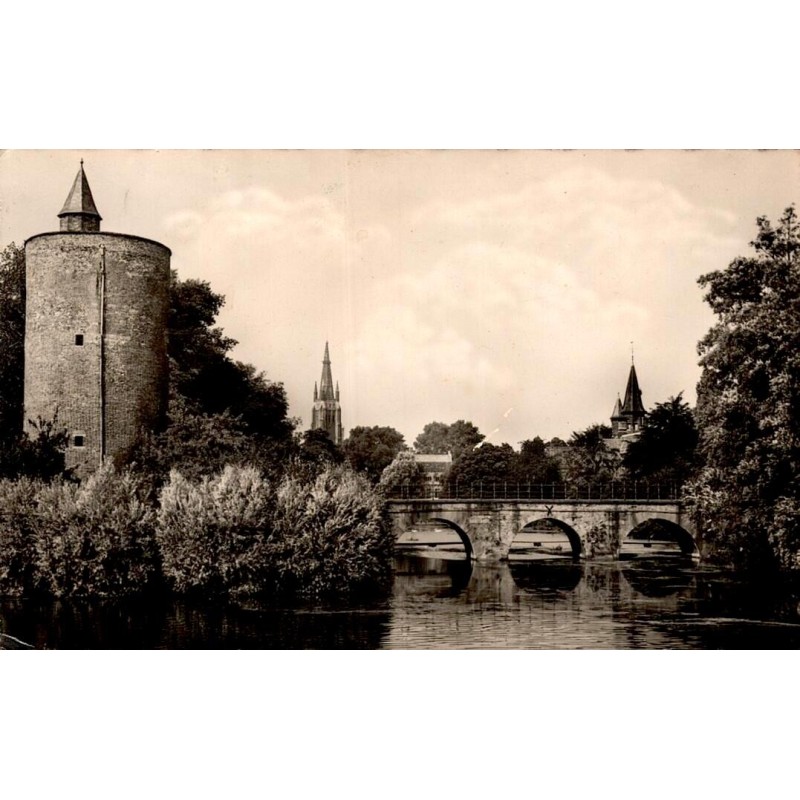 CPSM du Minnewater et de la tour de la Poudrière à Bruges en Belgique