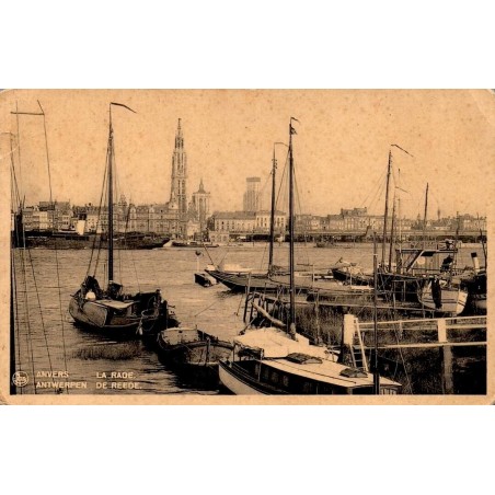 CPSM de la rade d'Anvers avec voiliers et cathédrale Notre-Dame en Belgique