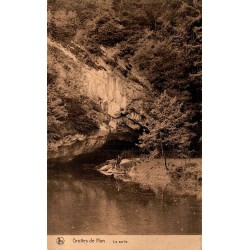 CPA Grottes de Han sortie de la Lesse devant la falaise calcaire en Belgique