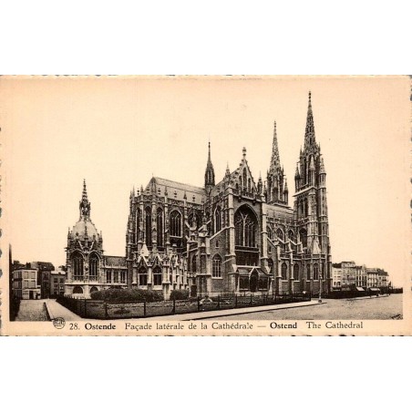 CPA Ostende façade latérale de la cathédrale Saints-Pierre-et-Paul Belgique