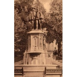 CPA Bruxelles monument des comtes d'Egmont et de Horn au Petit Sablon