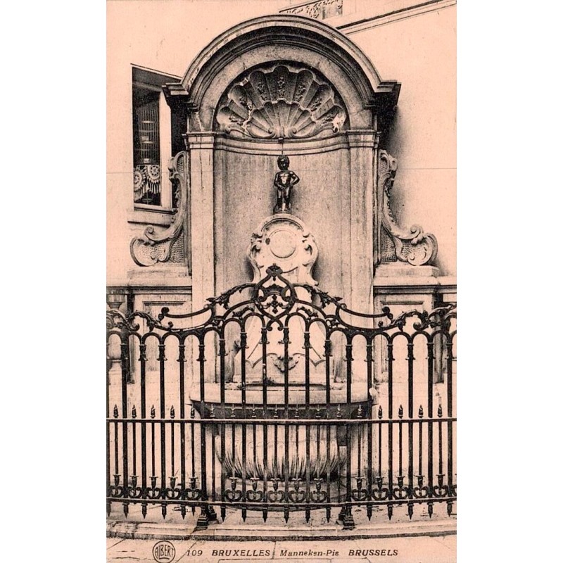 CPA Bruxelles fontaine du Manneken-Pis éditée par les Grands Magasins de La Bourse