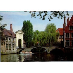CPM Brugge Entrée du Béguinage Princier Bruges Belgique canal pont carte postale moderne