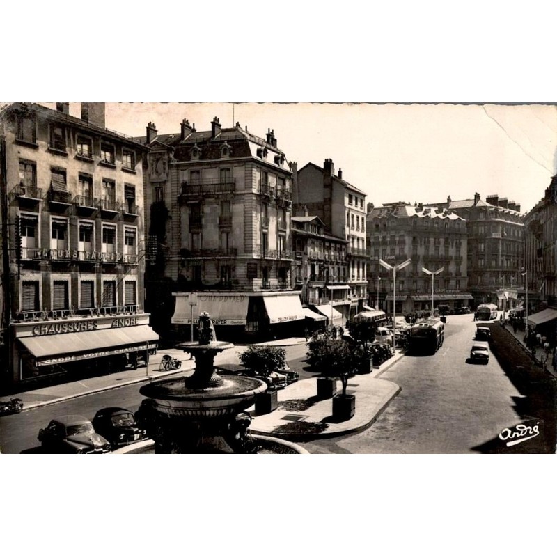 Carte postale ancienne Grenoble Place Grenette  - scène historique