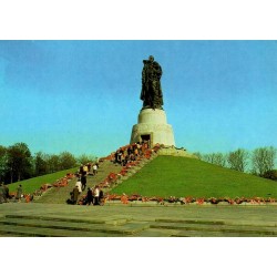CPM Berlin Treptower Park mémorial soviétique Soldat libérateur RDA Allemagne 1980