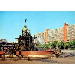 CPM Berlin Neptunbrunnen fontaine de Neptune Magistrale Berlin-Est RDA Allemagne 1980
