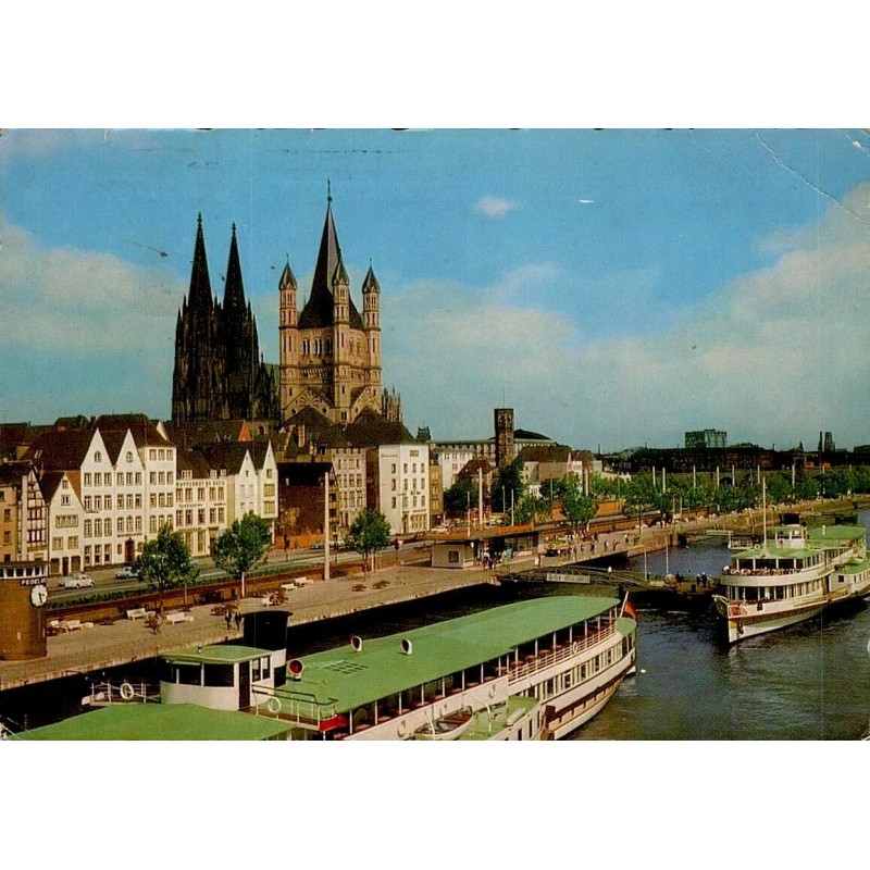 Cologne vue du Rhin avec cathédrale, Groß St. Martin et bateaux sur les quais en 1973