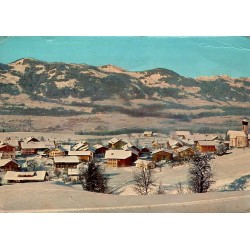 Schöllang en hiver dans l’Allgäu, village enneigé avec église et montagnes du Hörner-Skigebiet