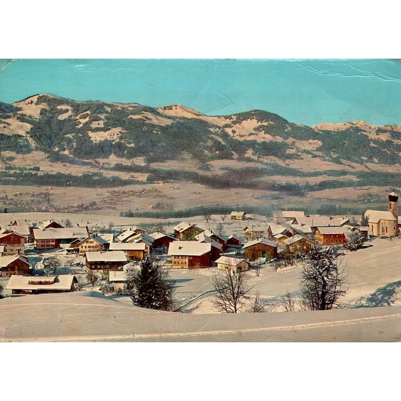 Schöllang en hiver dans l’Allgäu, village enneigé avec église et montagnes du Hörner-Skigebiet