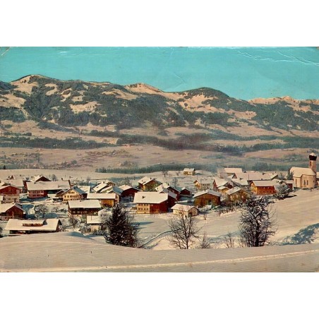 Schöllang en hiver dans l’Allgäu, village enneigé avec église et montagnes du Hörner-Skigebiet